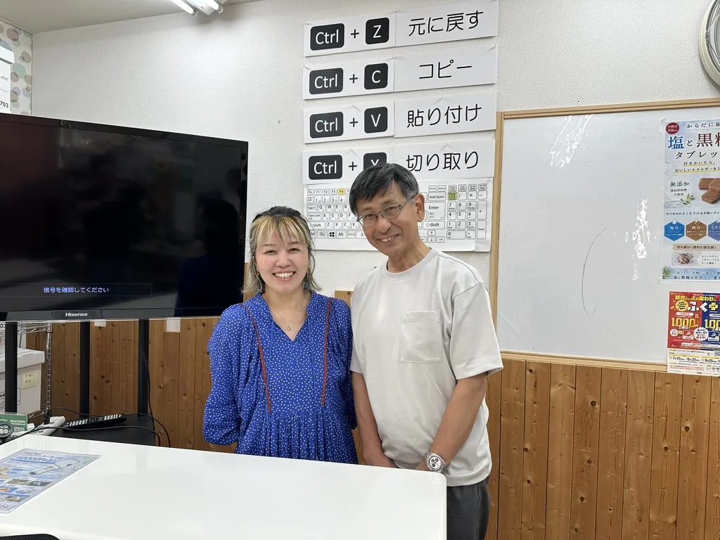 教室で笑顔を見せる生徒さんとなぎさ先生
