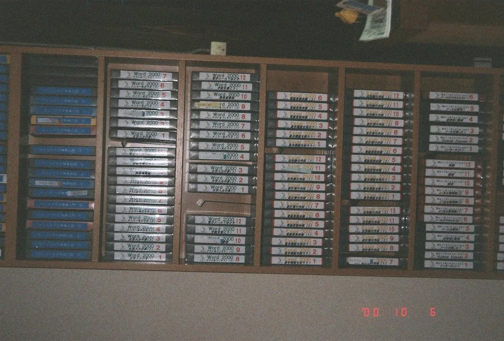 2000年当時のVHS映像教材が並ぶ棚