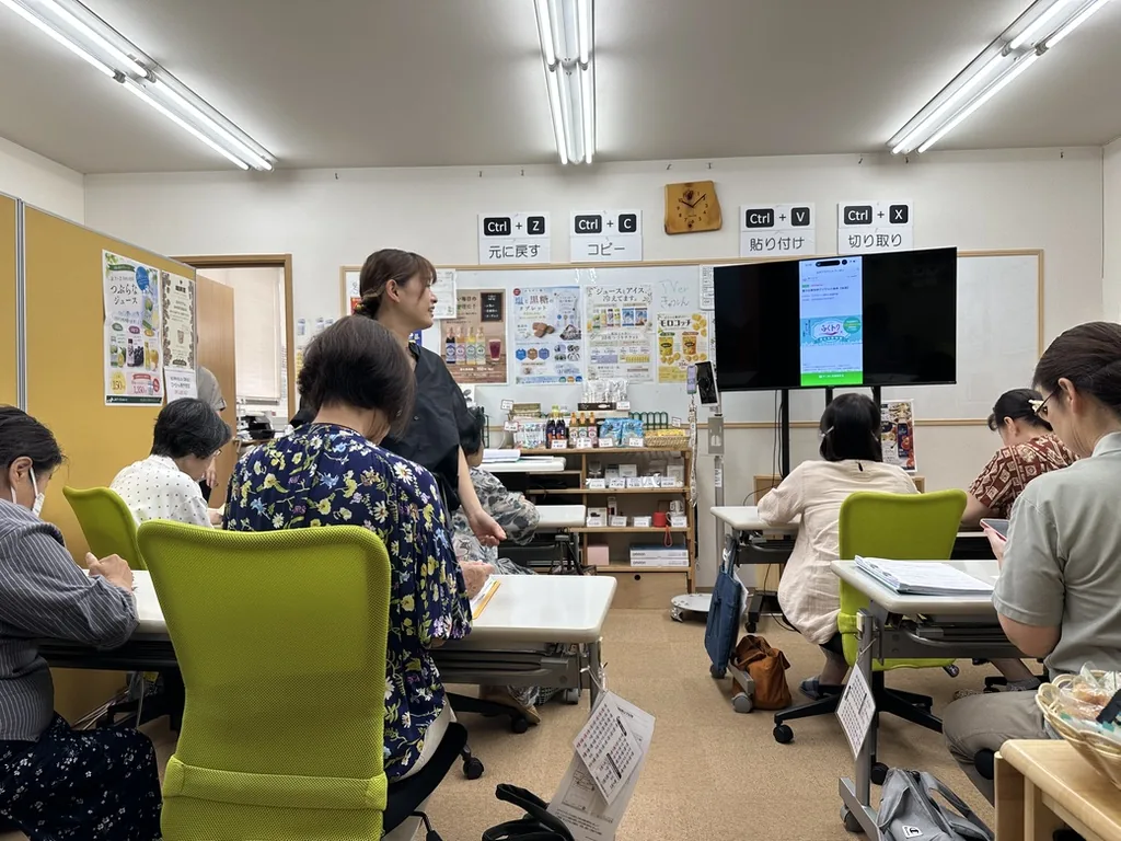 渚先生の説明を聞きながら、教室でスマートフォンを学ぶ生徒さんたち