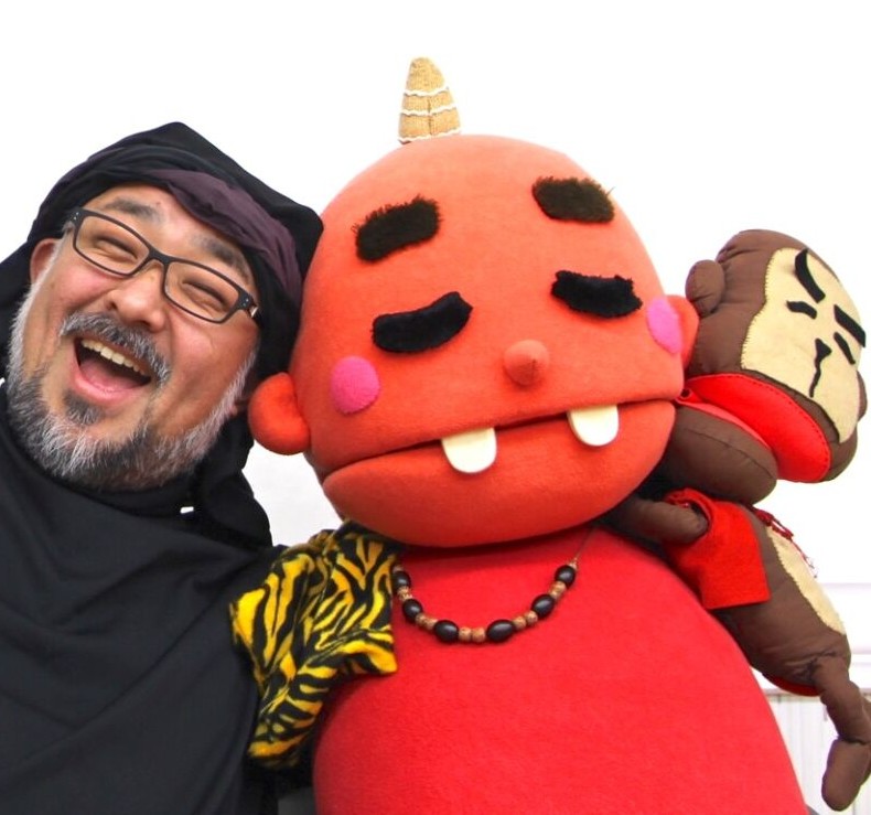 パペットを手にした「くまひげ先生」こと鈴木幸一