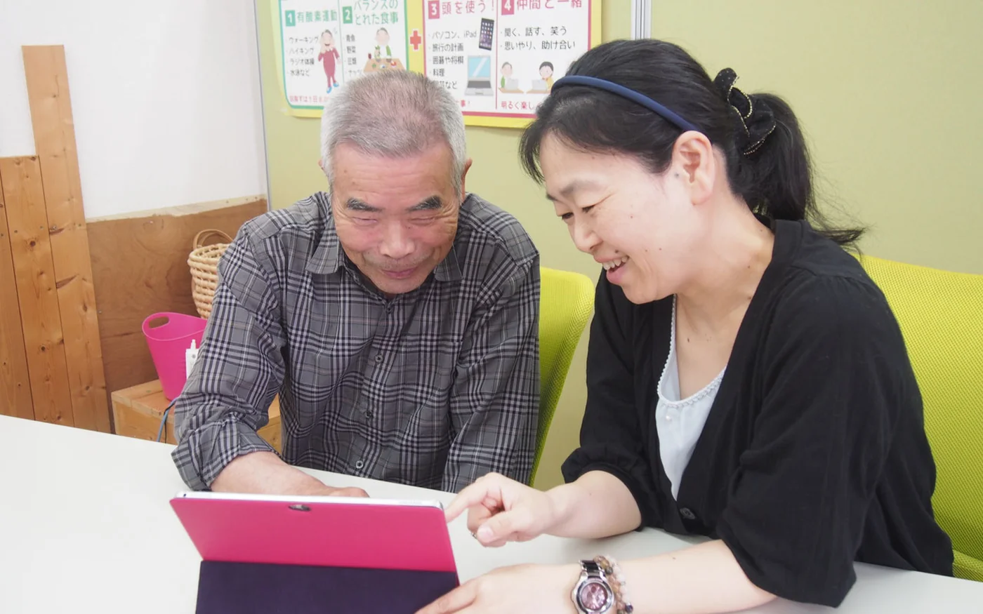 講師が生徒さんの隣で操作を案内している様子